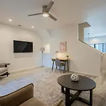 Modern 3 Bed - 3 Bath Townhouse W/ Rooftop Deck