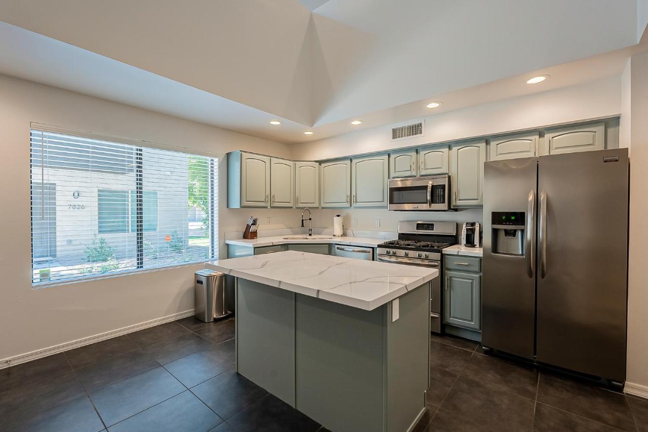 Modern 3 Bed - 3 Bath Townhouse W/ Rooftop Deck *