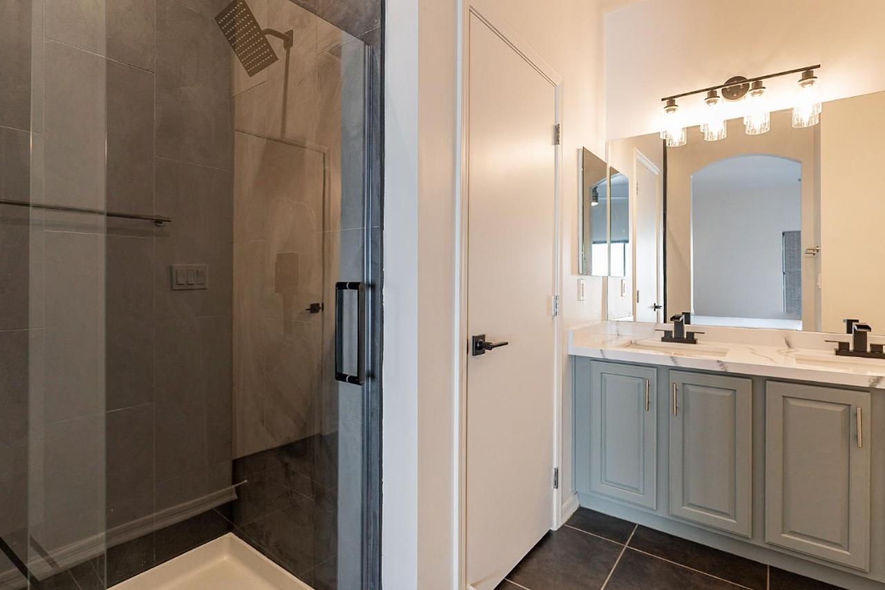 Modern 3 Bed - 3 Bath Townhouse W/ Rooftop Deck *