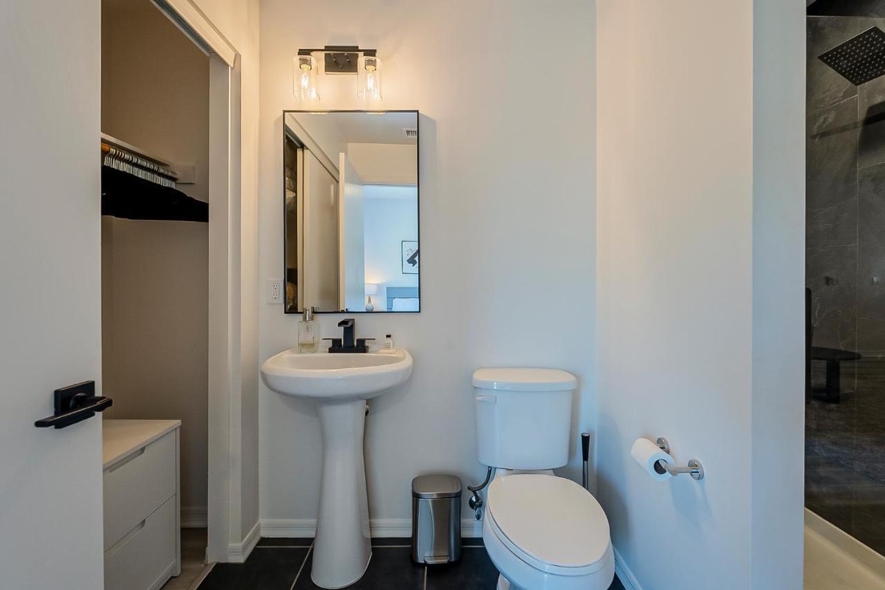 Modern 3 Bed - 3 Bath Townhouse W/ Rooftop Deck *